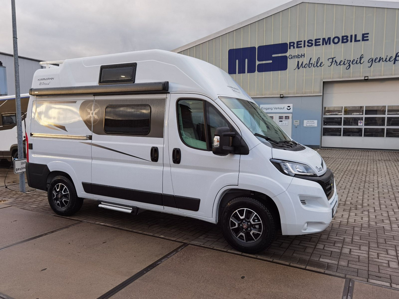 Buscamper Karmann DEXTER 550 / 140PS / CONCEPT - PAKET & HUBBETT