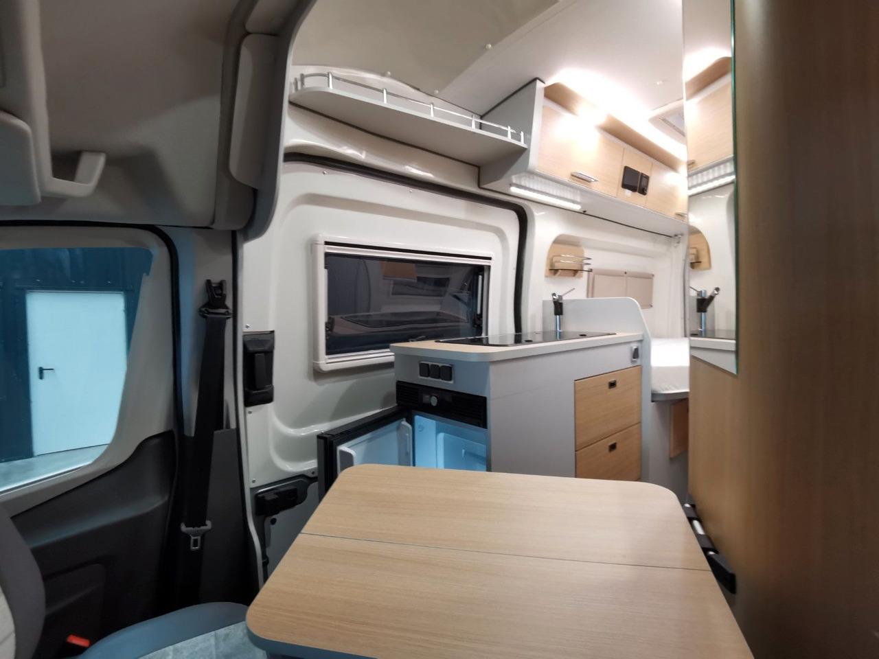 Buscamper Karmann DEXTER 570 / 170PS-4x4 /SOLAR/ AHK/ EINZELBETTEN