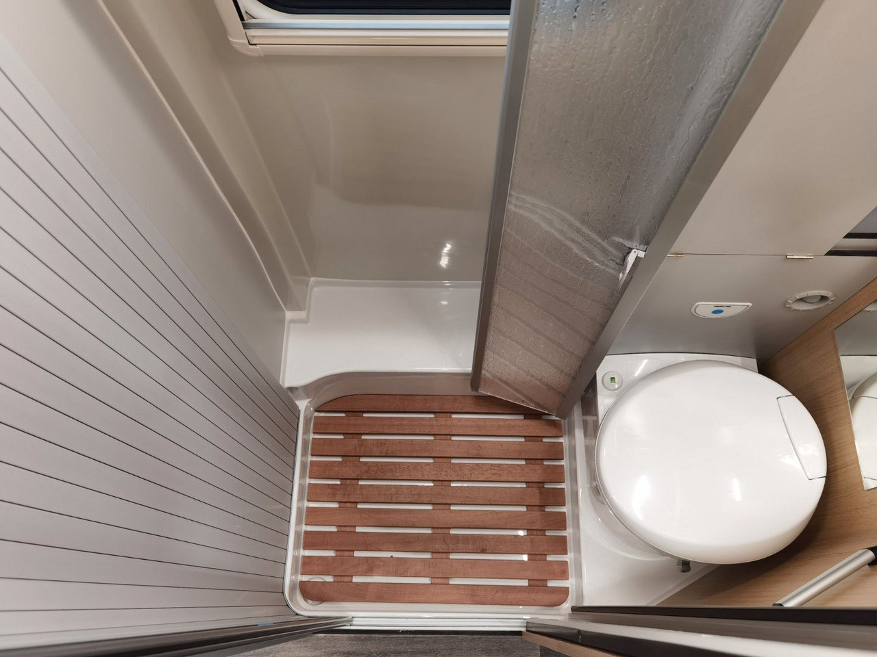 Buscamper Karmann DEXTER 570 / 170PS-4x4 /SOLAR/ AHK/ EINZELBETTEN