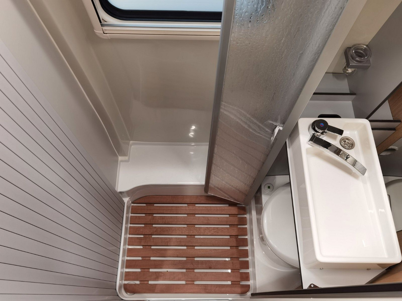 Buscamper Karmann DEXTER 570 / 170PS-4x4 /SOLAR/ AHK/ EINZELBETTEN