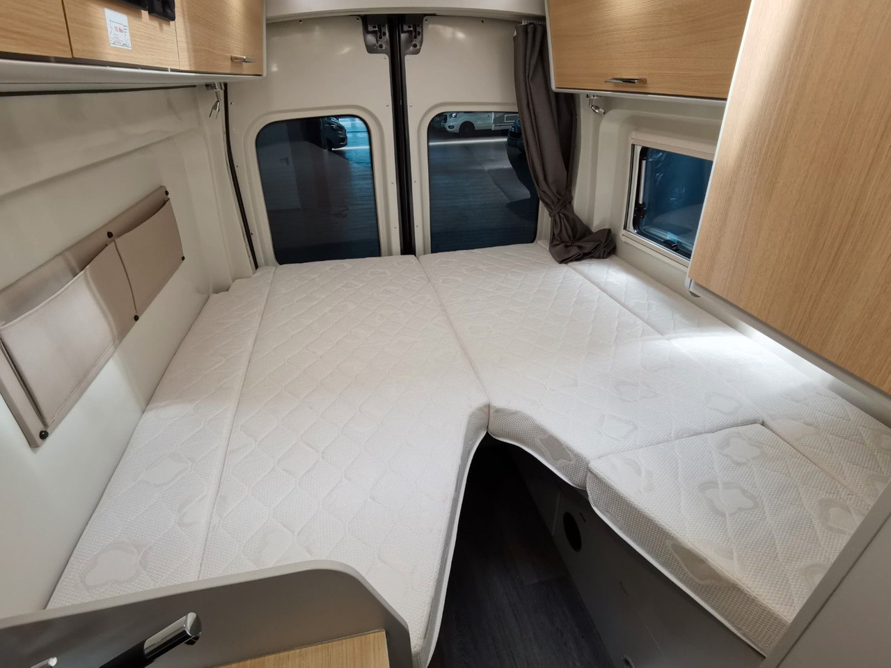 Buscamper Karmann DEXTER 570 / 170PS-4x4 /SOLAR/ AHK/ EINZELBETTEN