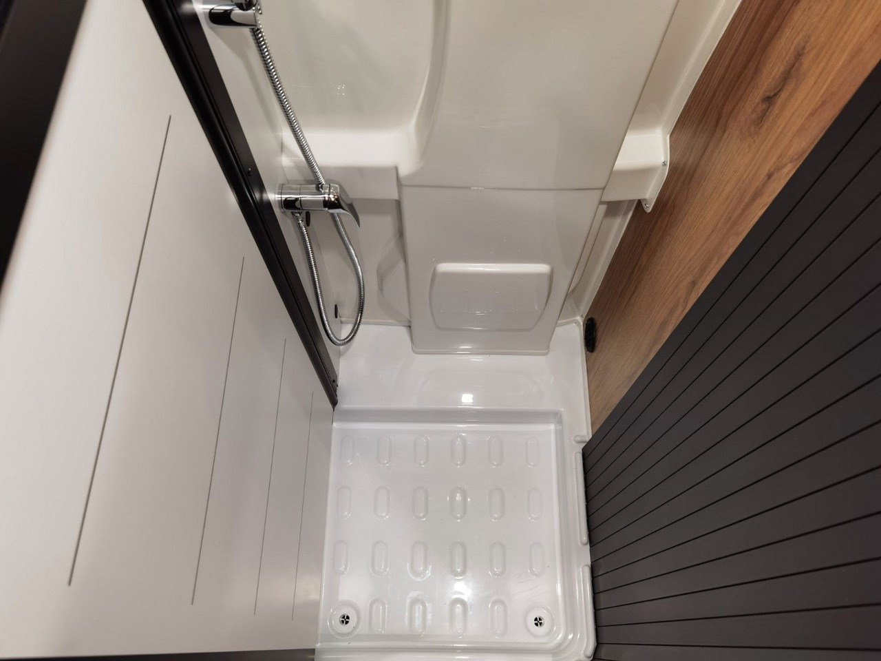 Buscamper Karmann DEXTER 580 /- 2026 -/ SKY-ROOF & MULTIMEDIA