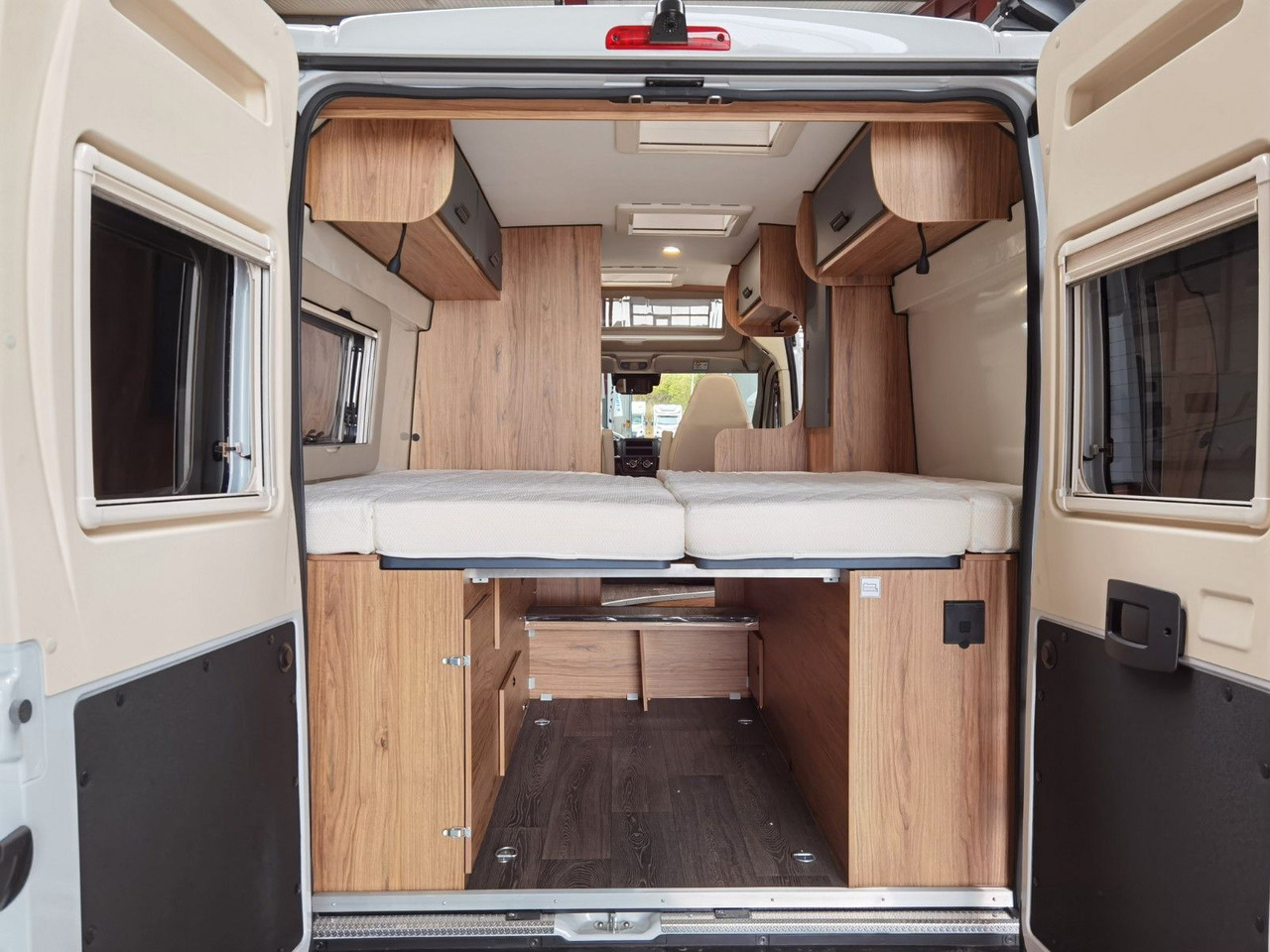 Buscamper Karmann DEXTER 600 / -2026- /8G.AUTOMATIK / EINZELBETTEN