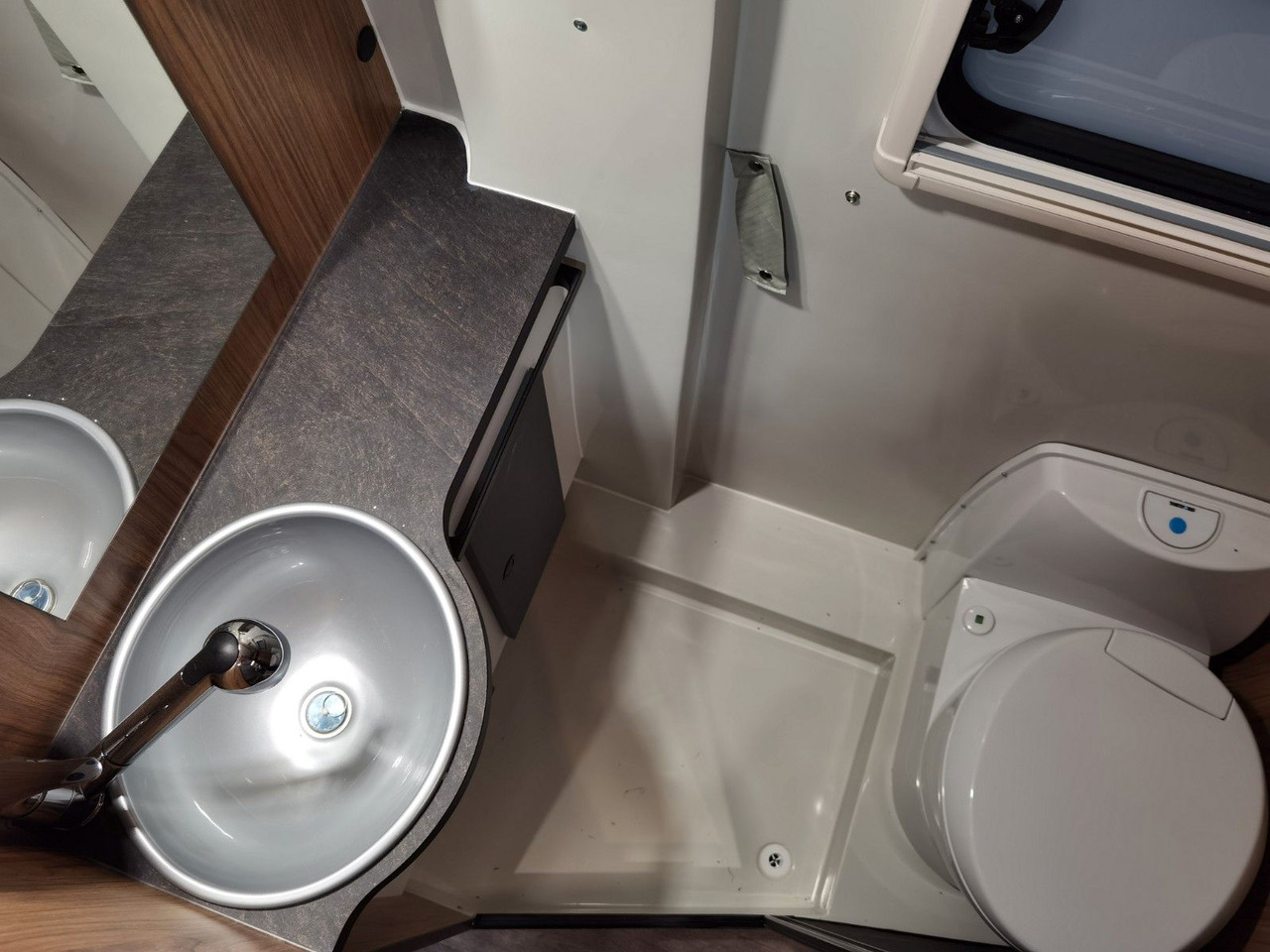 Buscamper Karmann DEXTER 600 /- 2026-/ EINZELBETTEN &amp; BAR VERSION