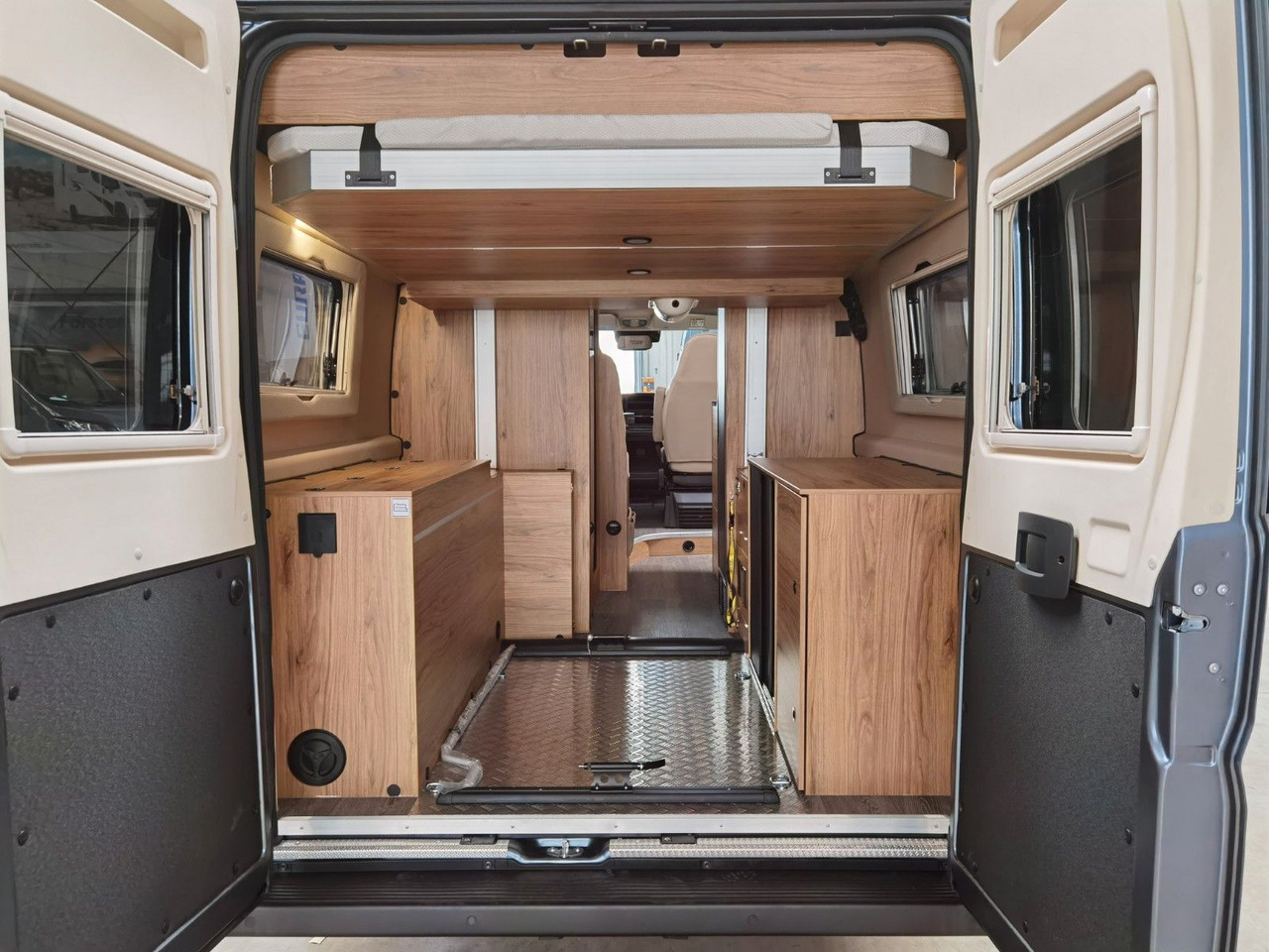 Buscamper Karmann DEXTER 635 / - 2026 - / XXL - HUBBETT -LÄNGSBETT