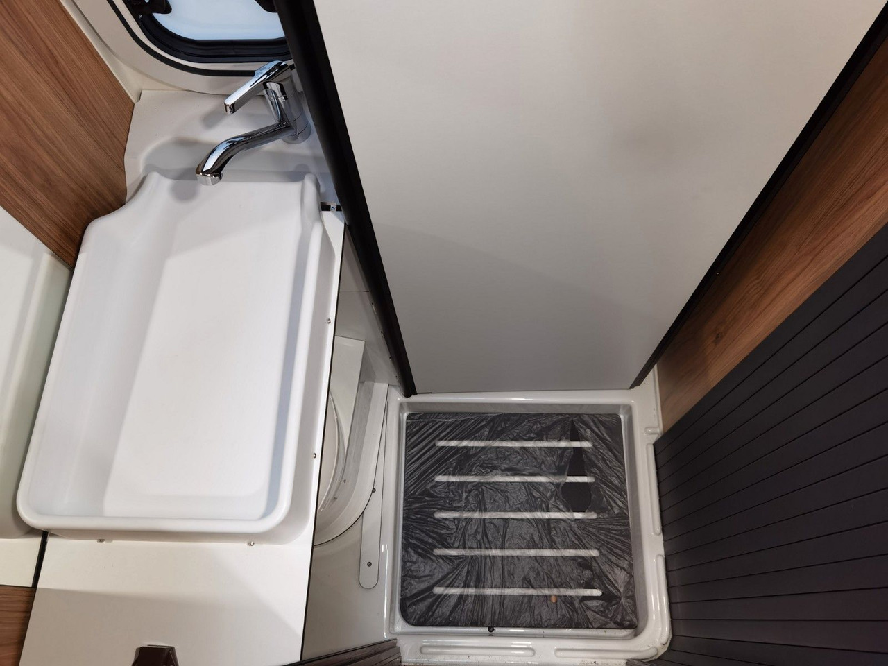 Buscamper Karmann DEXTER 635 / - 2026 - / XXL - HUBBETT -LÄNGSBETT