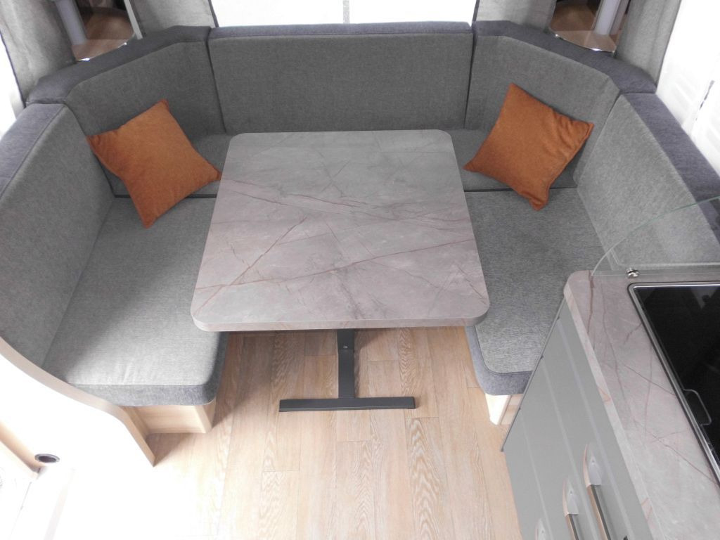 Caravan Hobby De Luxe 460 UFe 2026 1500kg. Ambiente