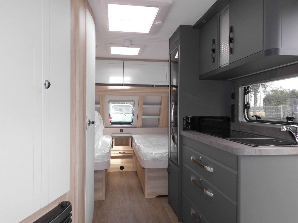 Caravan Hobby De Luxe 495 UL 2026 AUTARK 1800kg. Ambiente++