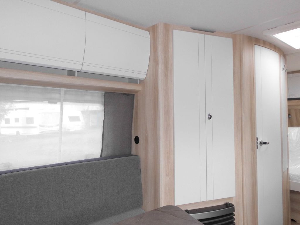 Caravan Hobby De Luxe 495 UL 2026 AUTARK 1800kg. Ambiente++