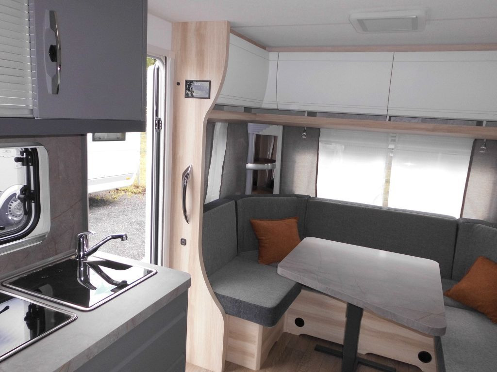 Caravan Hobby De Luxe 495 UL 2026 AUTARK 1800kg. Ambiente++
