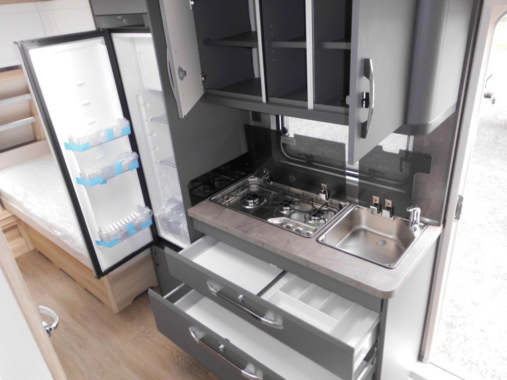 Caravan Hobby De Luxe 495 UL 2026 AUTARK 1800kg. Ambiente++