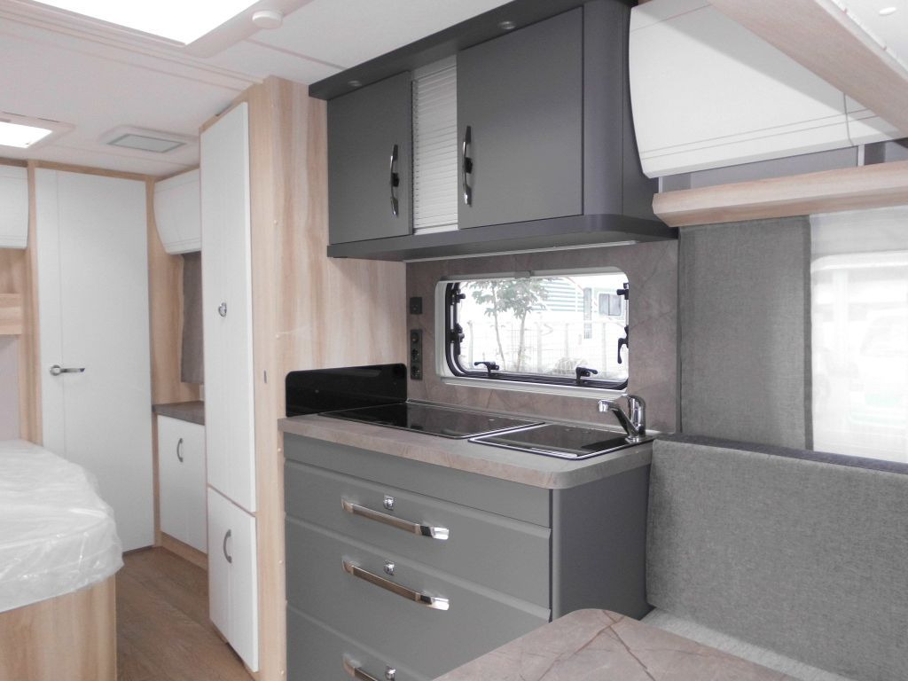 Caravan Hobby De Luxe 495 WFB 2026 AUTARK Ambiente 1800kg.++