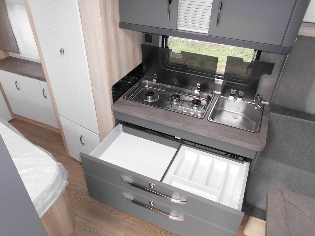Caravan Hobby De Luxe 495 WFB 2026 AUTARK Ambiente 1800kg.++