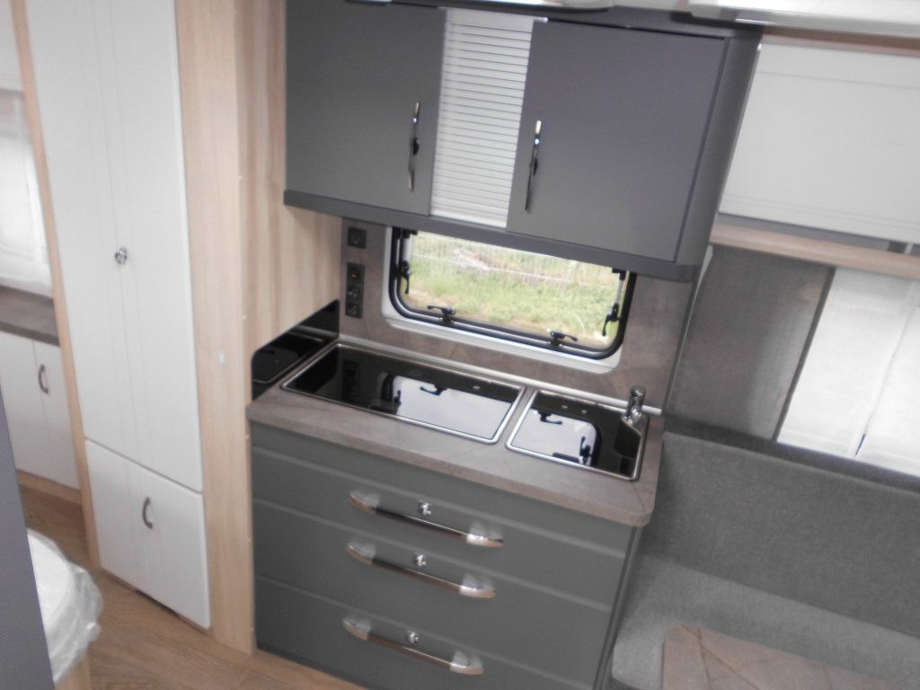 Caravan Hobby De Luxe 495 WFB 2026 AUTARK Ambiente 1800kg.++
