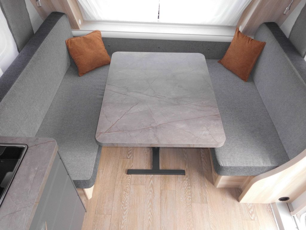 Caravan Hobby De Luxe 495 WFB 2026 AUTARK Ambiente 1800kg.++