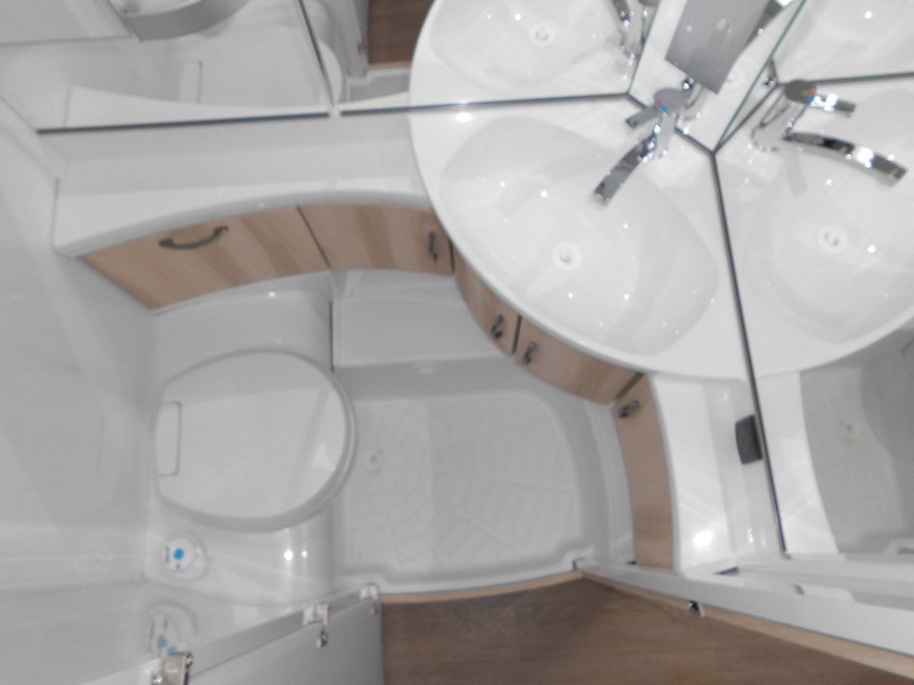 Caravan Hobby De Luxe 515 UHL 2025 2000kg. AUTARK AMBIENTE Hobby De Luxe 515 UHL mit Extras, Lagerabverkauf!