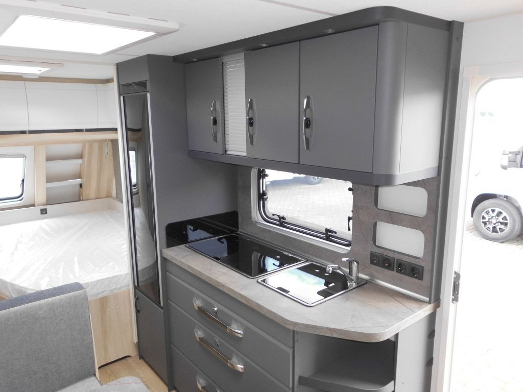 Caravan Hobby De Luxe 540 KMFe 2026 GARAGE AUTARK 1800kg.