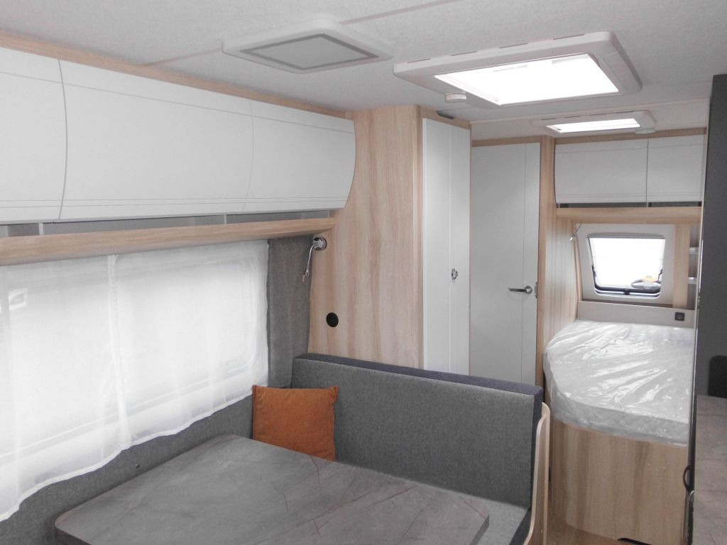 Caravan Hobby De Luxe 540 KMFe 2026 GARAGE AUTARK 1800kg.