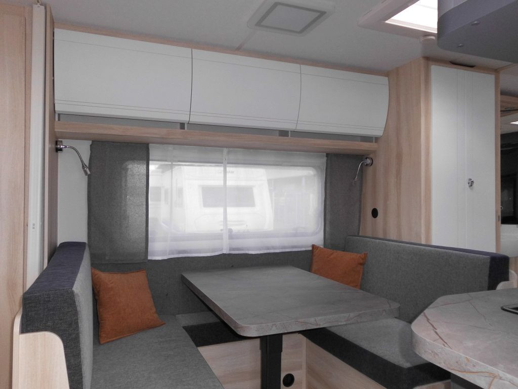 Caravan Hobby De Luxe 540 KMFe 2026 GARAGE AUTARK 1800kg.