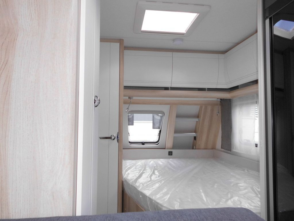 Caravan Hobby De Luxe 540 KMFe 2026 GARAGE AUTARK 1800kg.
