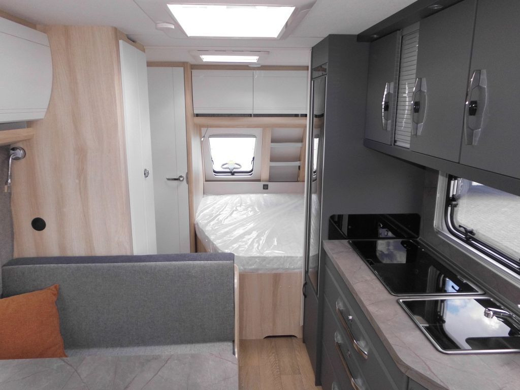 Caravan Hobby De Luxe 540 KMFe 2026 GARAGE AUTARK 1800kg.