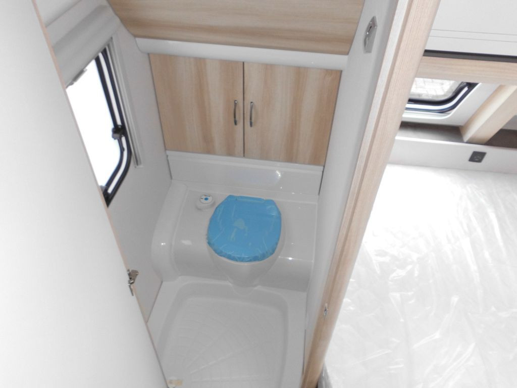 Caravan Hobby De Luxe 540 KMFe 2026 GARAGE AUTARK 1800kg.