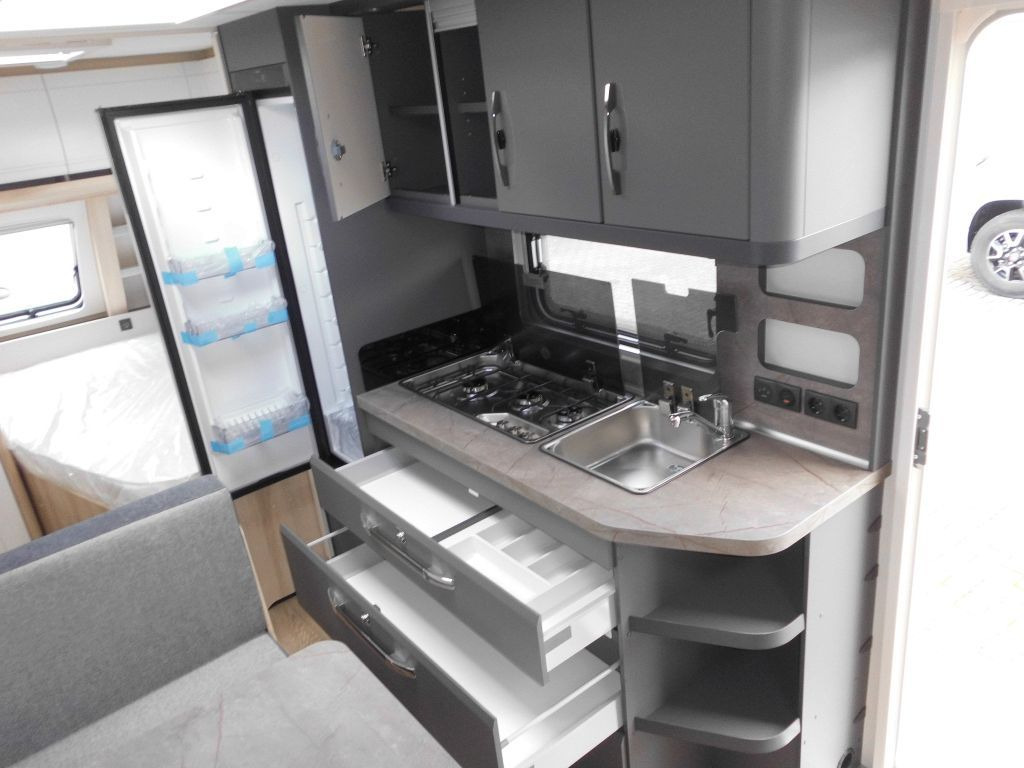 Caravan Hobby De Luxe 540 KMFe 2026 GARAGE AUTARK 1800kg.