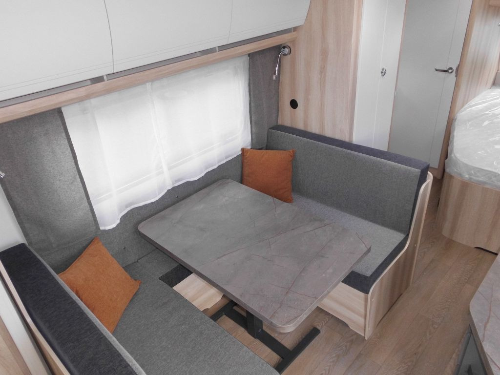 Caravan Hobby De Luxe 540 KMFe 2026 GARAGE AUTARK 1800kg.