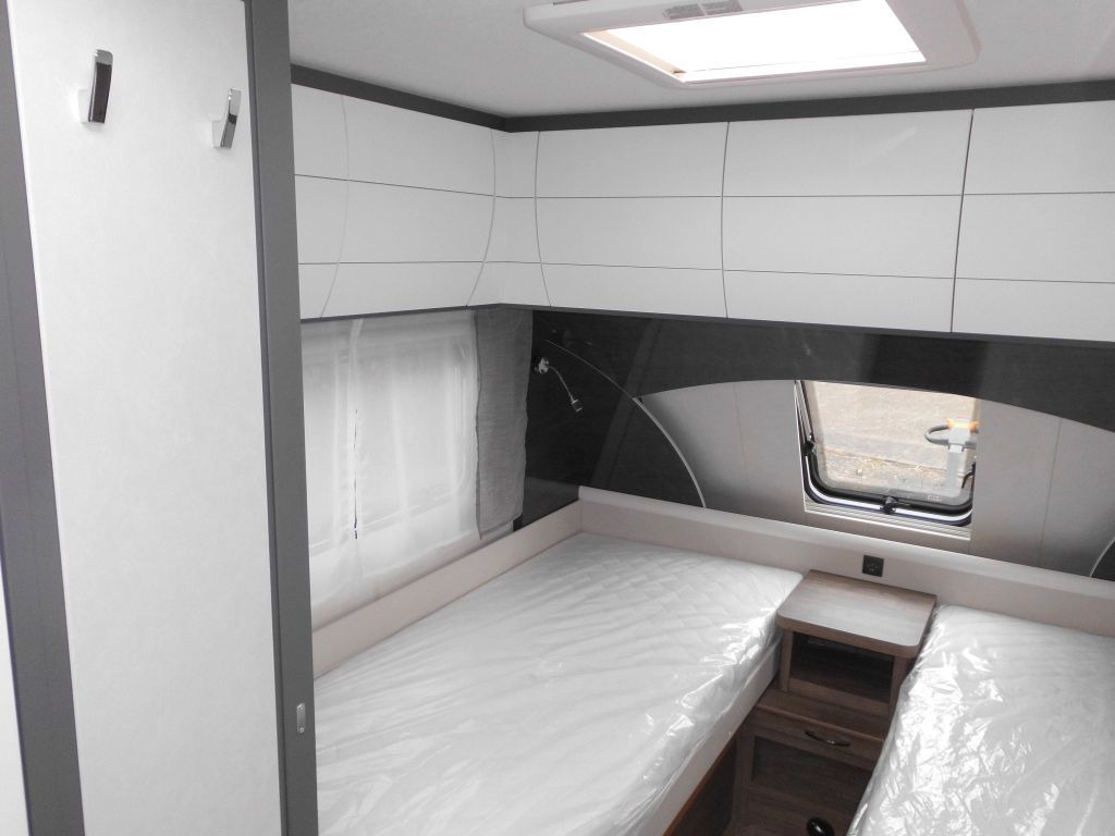 Caravan Hobby Excellent Edition 495 UL 2026 AUTARK 1800kg. ROL