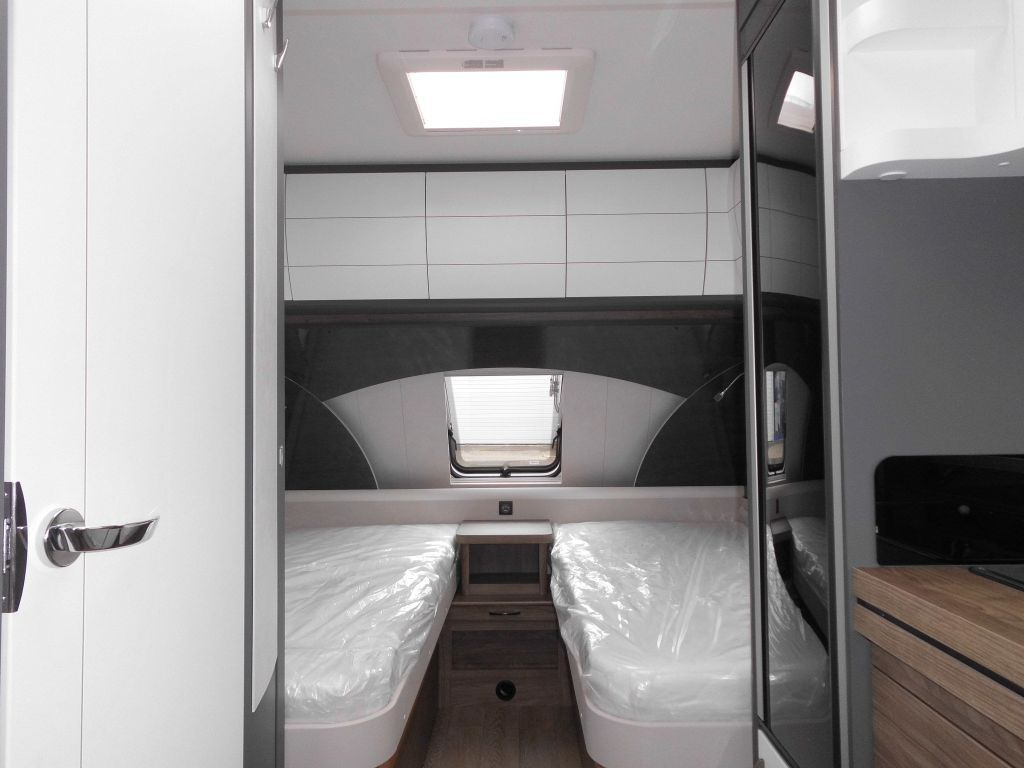 Caravan Hobby Excellent Edition 495 UL 2026 AUTARK 1800kg. ROL