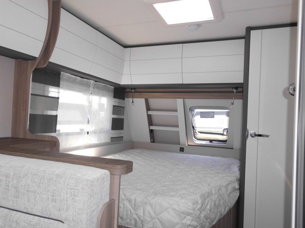 Caravan Hobby Excellent Edition 650 KMFe 2025 2200kg., Teppich