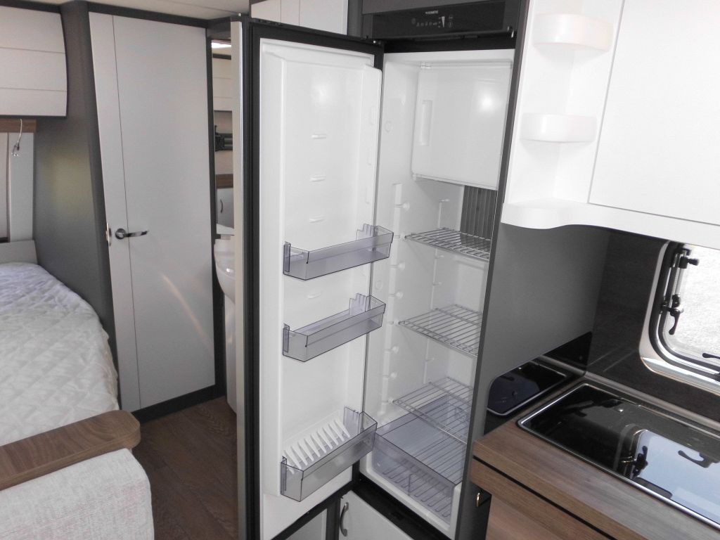 Caravan Hobby Excellent Edition 650 KMFe 2025 2200kg., Teppich