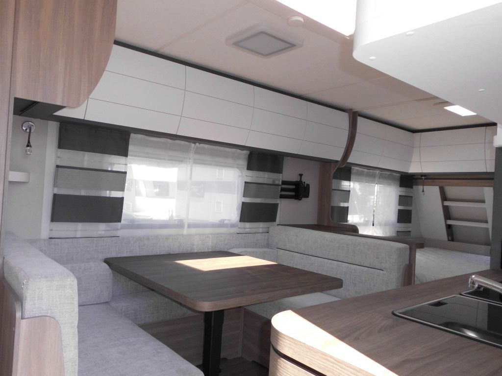 Caravan Hobby Excellent Edition 650 KMFe 2025 2200kg., Teppich