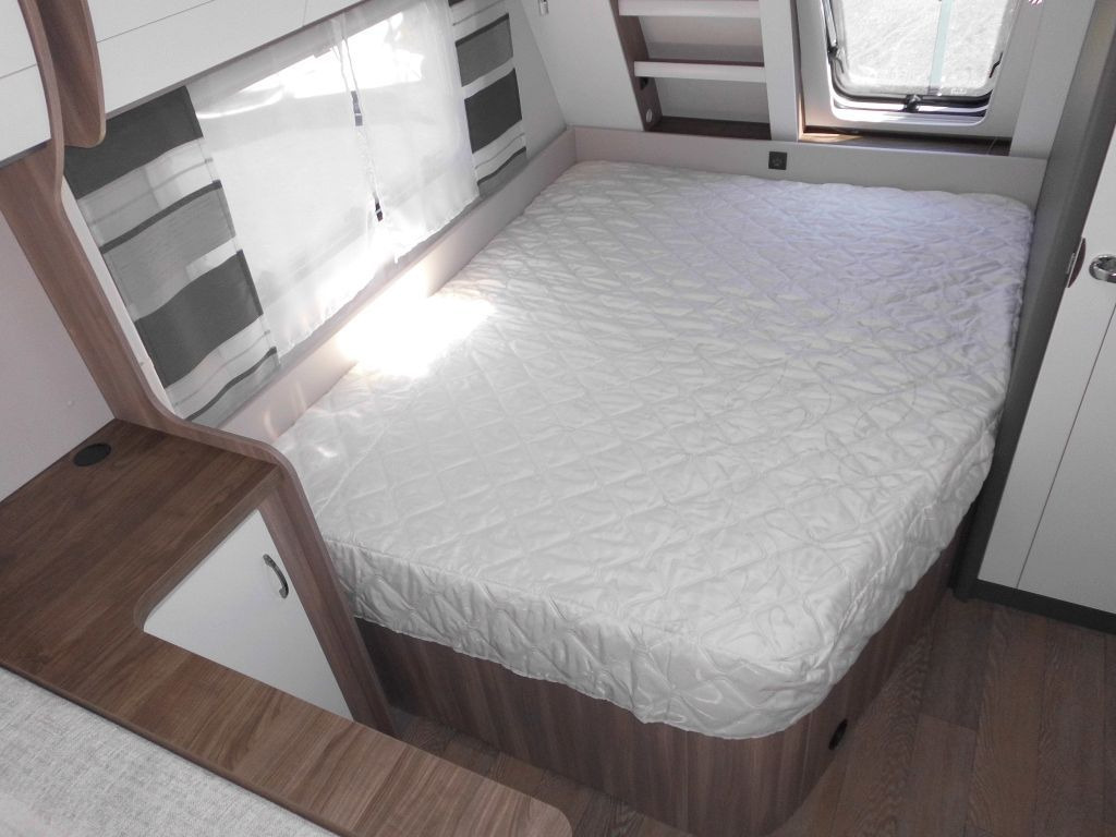 Caravan Hobby Excellent Edition 650 KMFe 2025 2200kg., Teppich