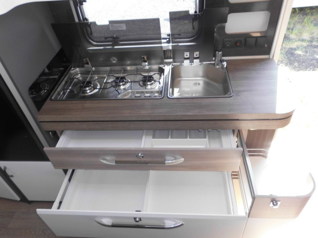 Caravan Hobby Excellent Edition 650 KMFe 2025 2200kg., Teppich