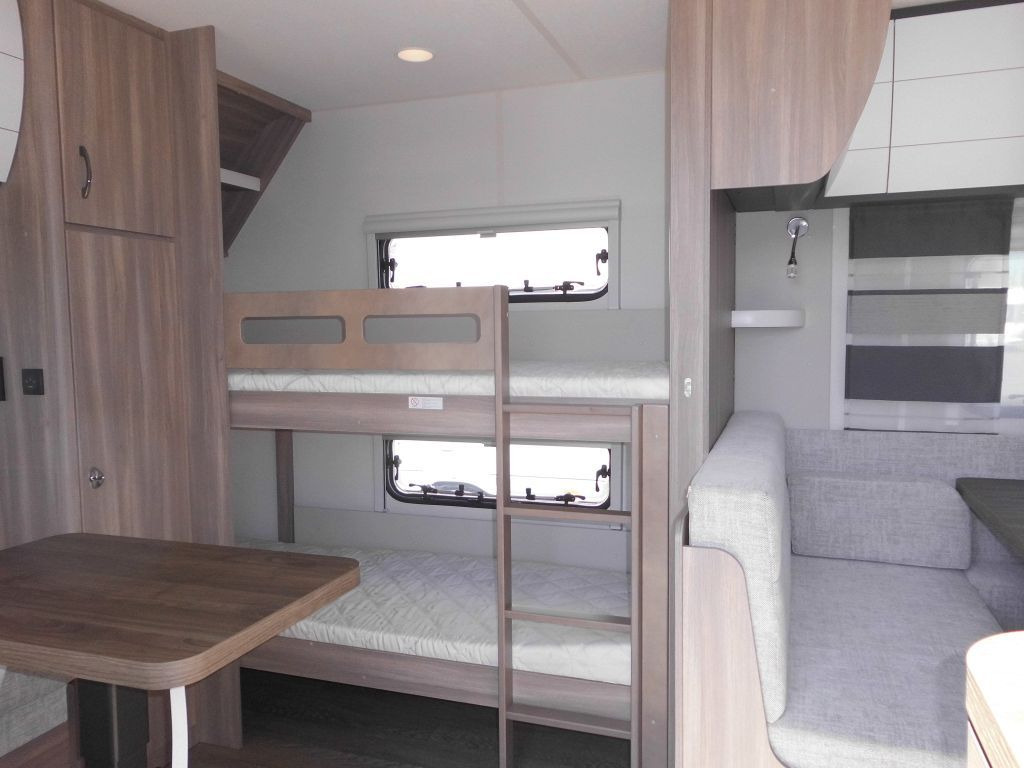 Caravan Hobby Excellent Edition 650 KMFe 2025 2200kg., Teppich