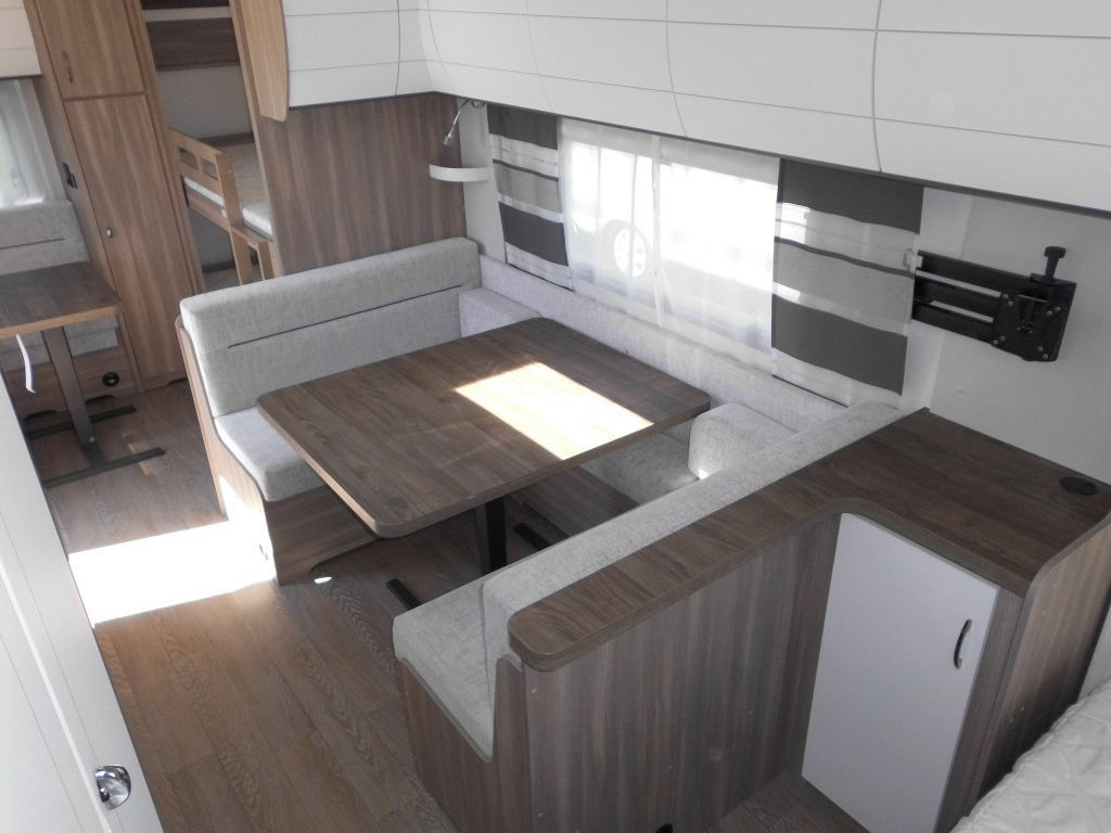 Caravan Hobby Excellent Edition 650 KMFe 2025 2200kg., Teppich