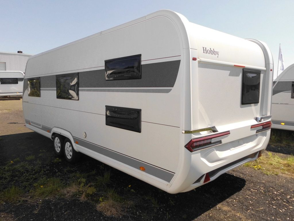 Caravan Hobby Excellent Edition 650 KMFe 2025 2200kg., Teppich