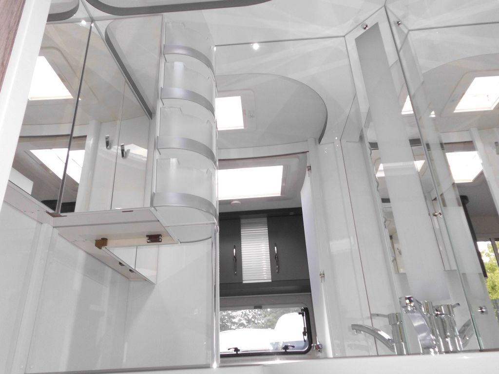 Caravan Hobby OnTour 460 DL 2026 BUGFENSTER 1500 ROLLROST