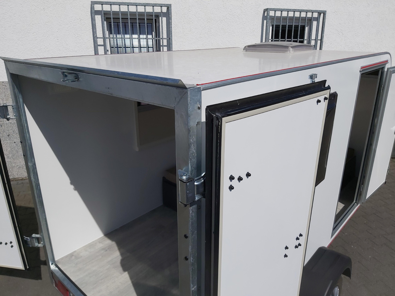 Caravan Kargo Camp TFS S Midi 320x150x150cm aero LUX Bett Fenster Seitentür Dachluke Strom 750kg Bremse 2024