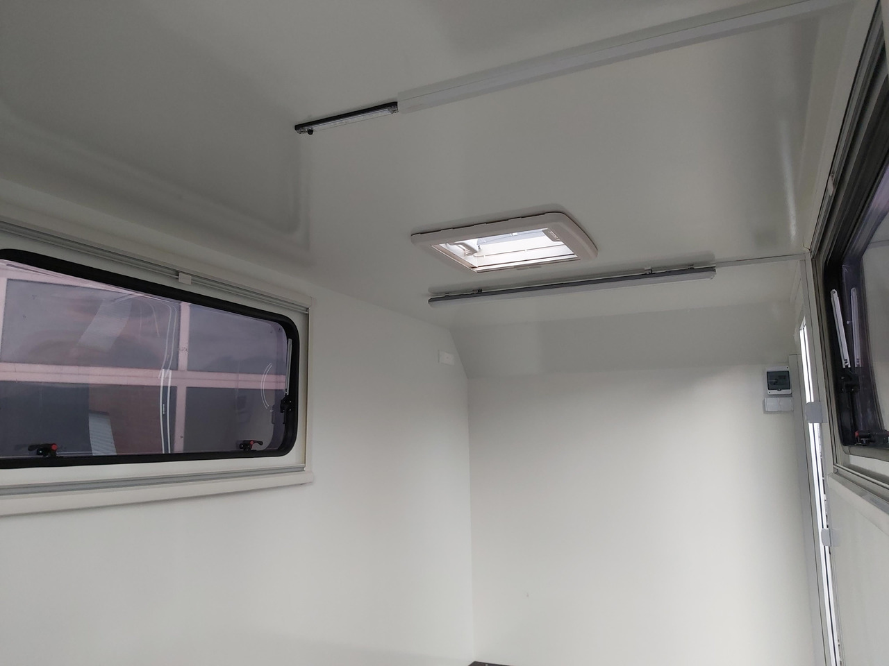 Caravan Koffer Sport Camp TFS 360.00 360x180x190cm aero Seitentür 2 Fenster+ DL IL 230V 1300kg 100km/H