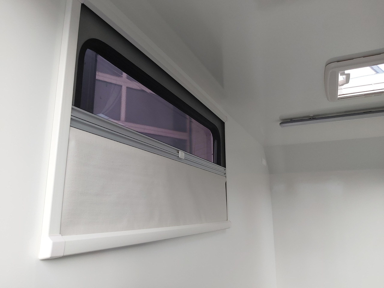 Caravan Koffer Sport Camp TFS 360.00 360x180x190cm aero Seitentür 2 Fenster+ DL IL 230V 1300kg 100km/H