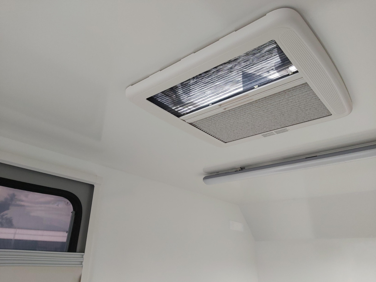 Caravan Koffer Sport Camp TFS 360.00 360x180x190cm aero Seitentür 2 Fenster+ DL IL 230V 1300kg 100km/H