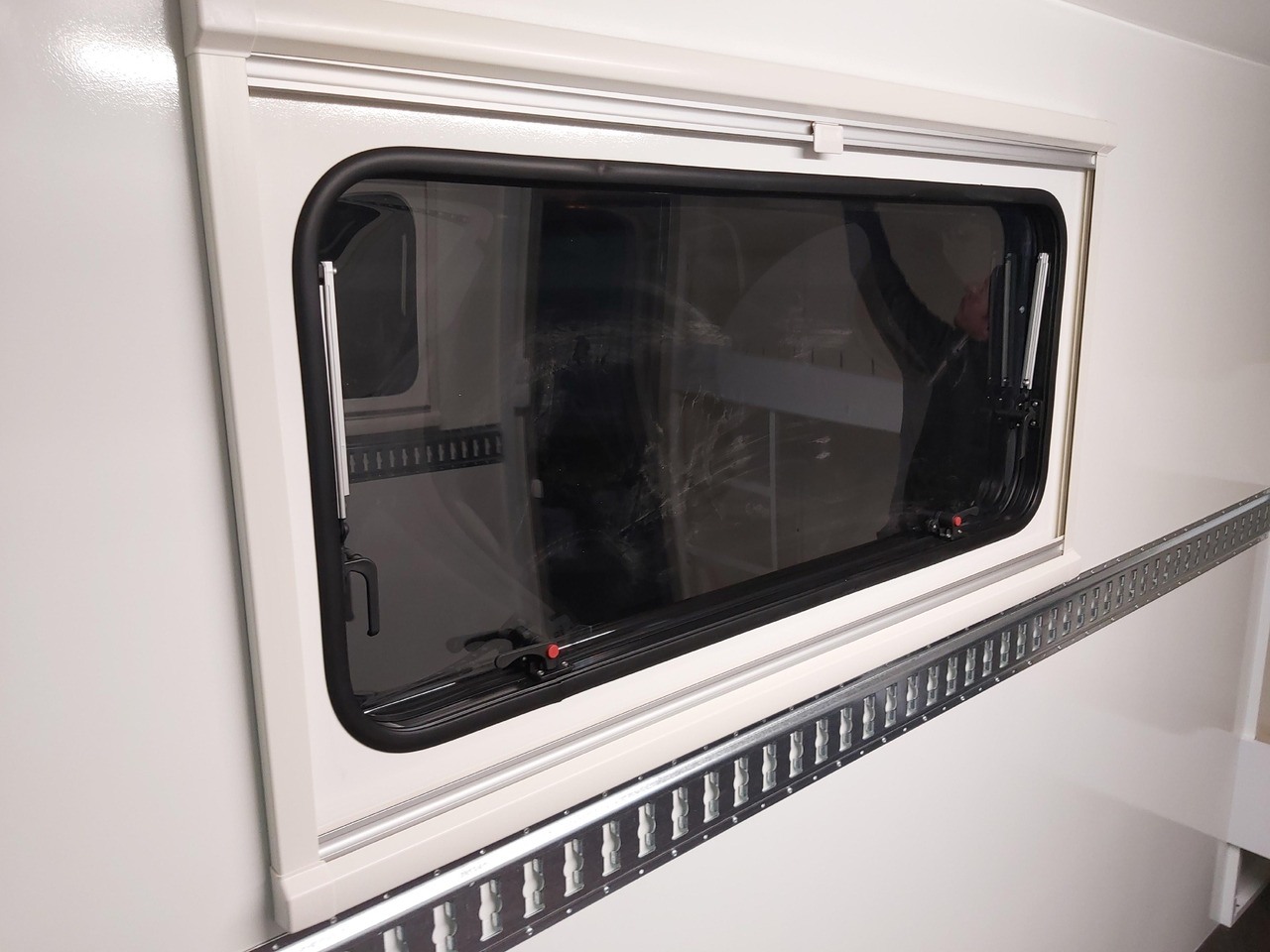 Caravan Koffer Sport Camp TFS 360.01 360x200x210cm aero Seitentür Heckrampe Fenster Bett (L) 100kmH 1300kg