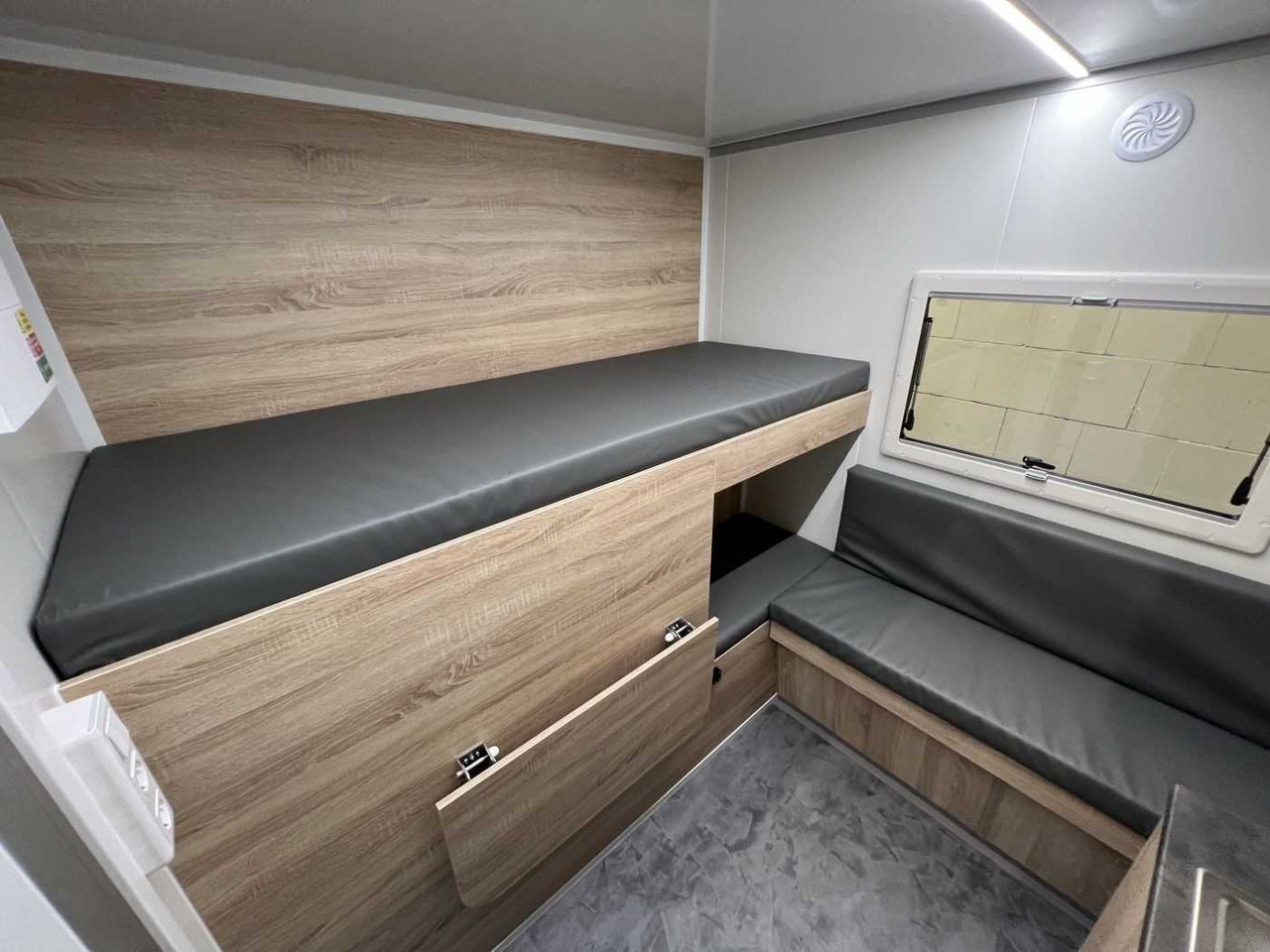 Caravan VEZEKO TK D 27.45 Camp Kofferanhänger