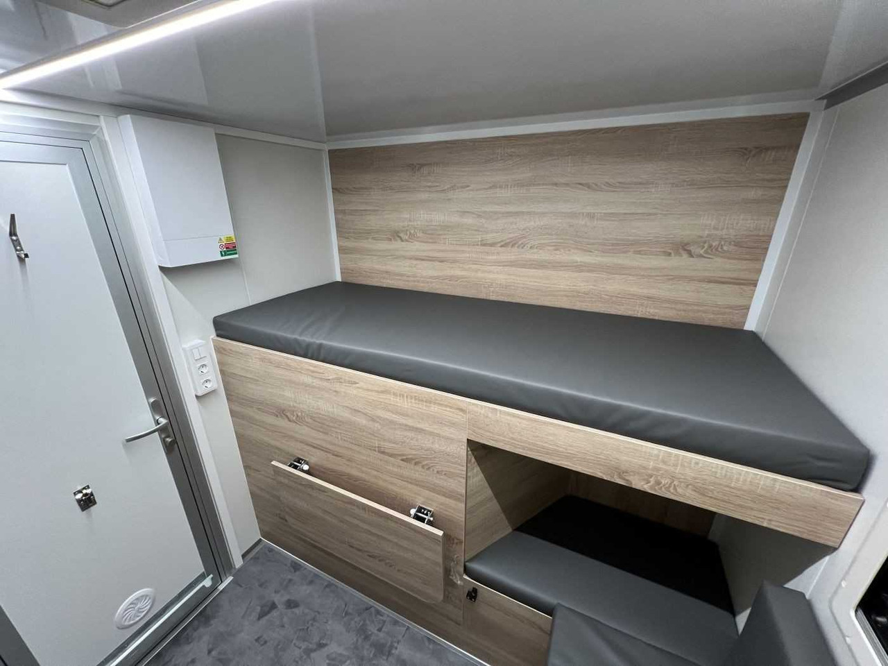 Caravan VEZEKO TK D 27.45 Camp Kofferanhänger