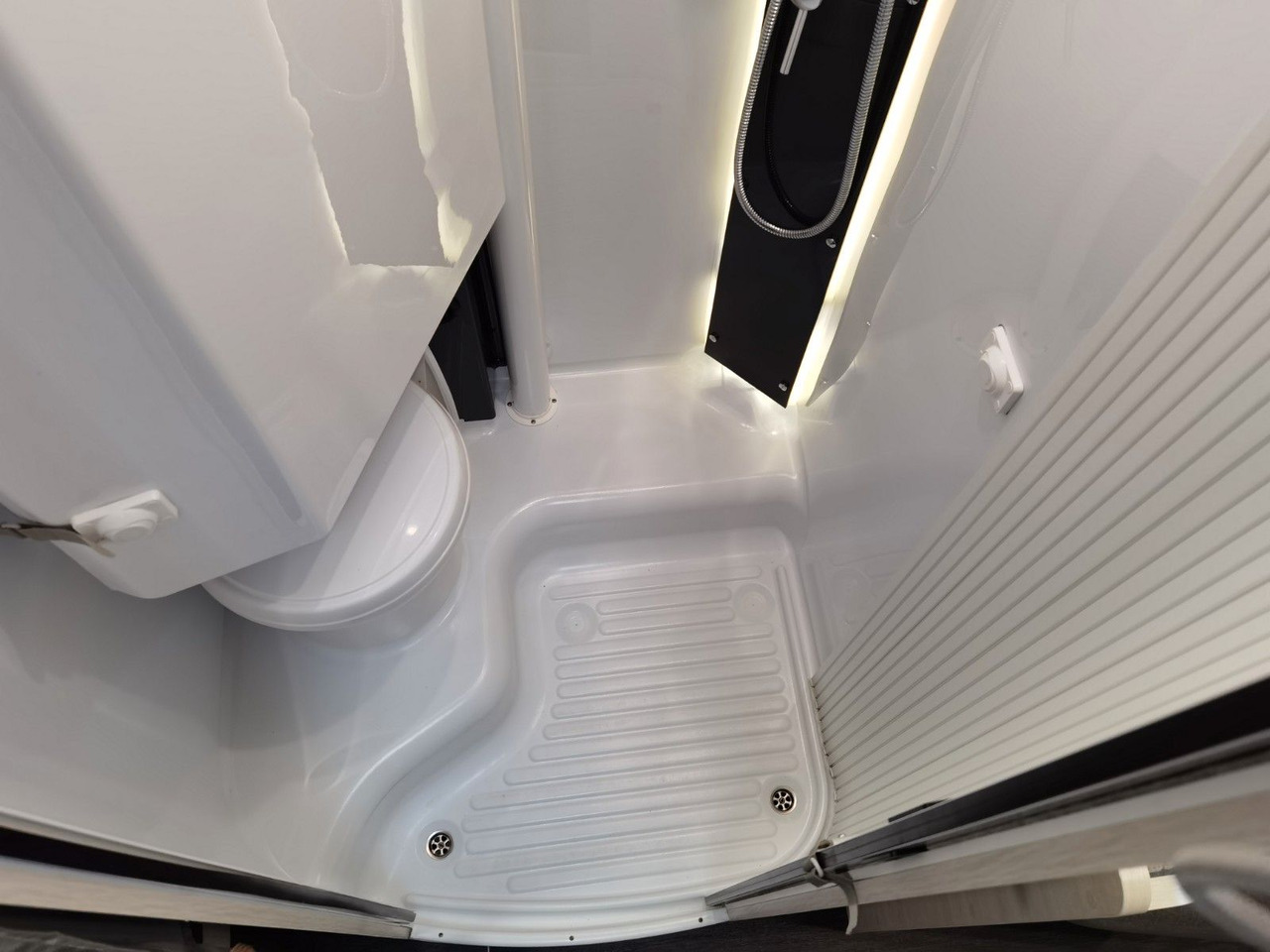 Half integraal camper Chausson 627 GA TITANIUM -PREMIUM /EINZELBETTEN & HUBBETT