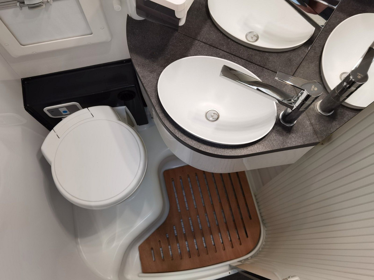 Half integraal camper Chausson 627 GA TITANIUM -PREMIUM /EINZELBETTEN & HUBBETT