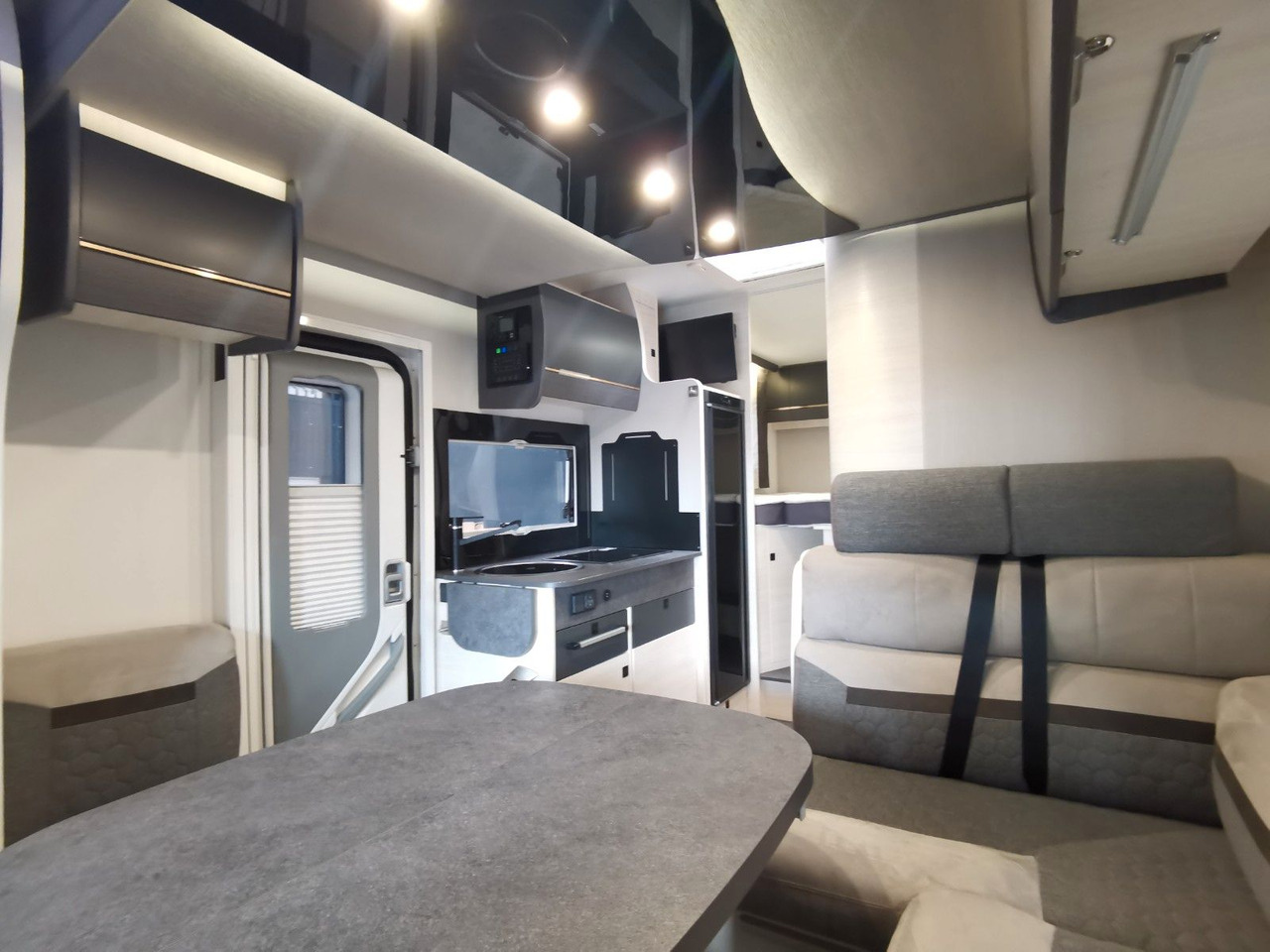 Half integraal camper Chausson 627 GA TITANIUM -PREMIUM /EINZELBETTEN & HUBBETT