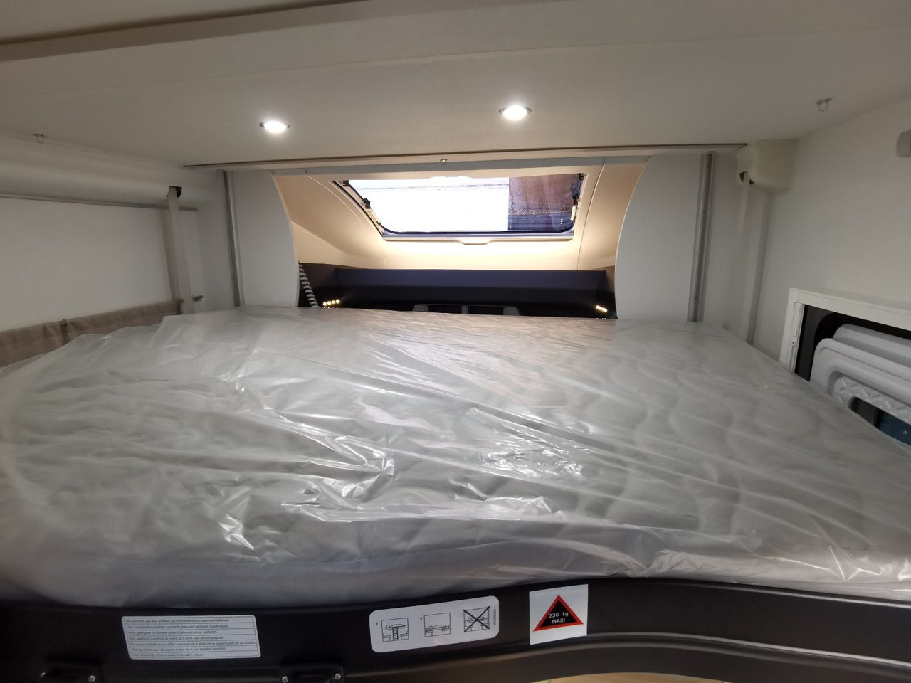 Half integraal camper Chausson 627 TITANIUM / - 2026 - / EINZELBETTEN / 4.1T.